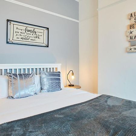 וויטבי Apartment 1 - Khyber Lodge Apartments מראה חיצוני תמונה